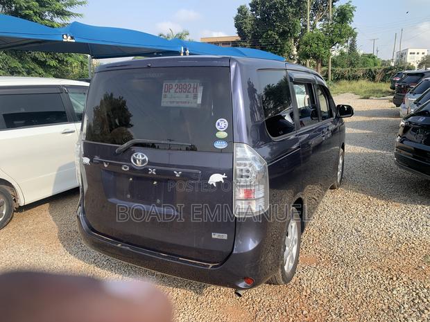 Toyota Voxy 2013 Blue · Photo 2