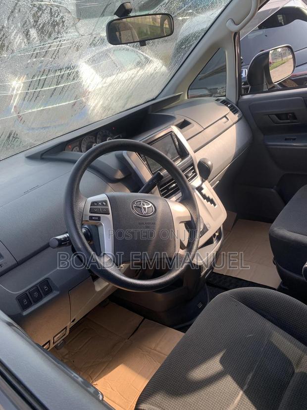 Toyota Voxy 2013 Blue · Photo 5