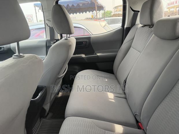 Toyota Tacoma 2017 Gray · Photo 8