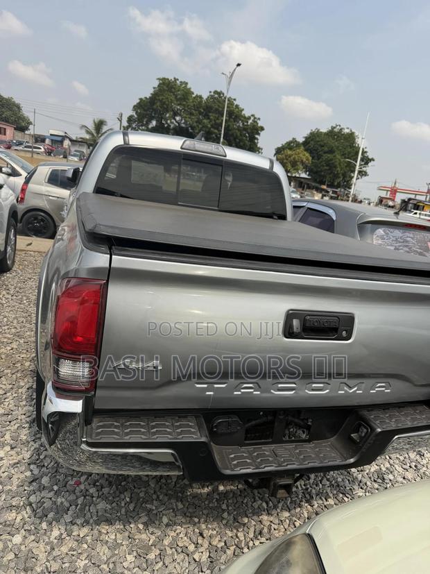 Toyota Tacoma 2017 Gray · Photo 5