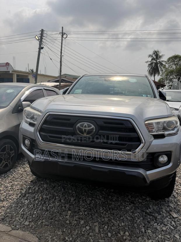 Toyota Tacoma 2017 Gray · Photo 2