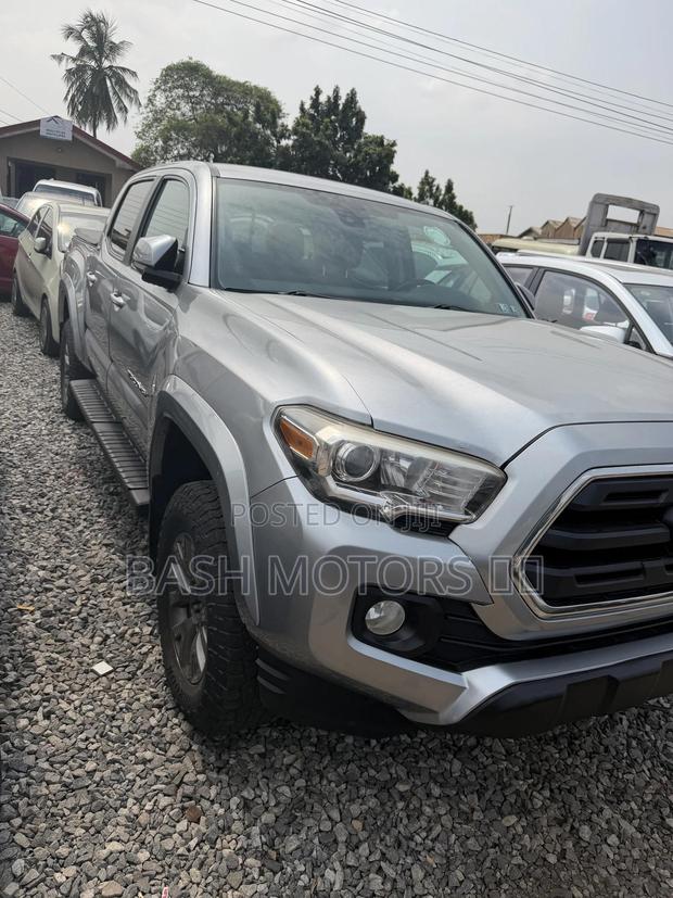 Toyota Tacoma 2017 Gray · Photo 3