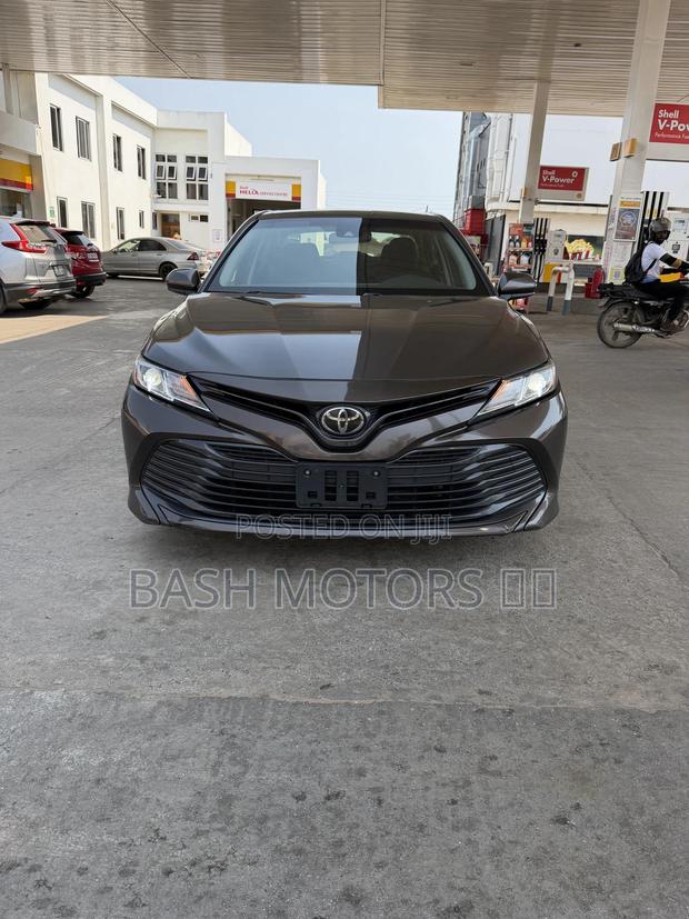 Toyota Camry 2019 Brown · Photo 2