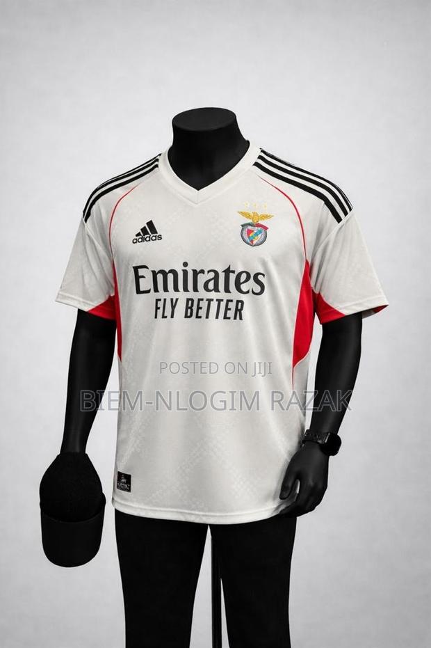 Topmost Quality Manchester N Nadrid Retro Jerseys Available in Stock · Photo 3