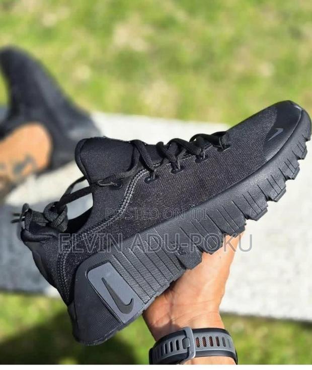Nike Free Metcon 5 in Different Colours , Swipe > · Photo 3
