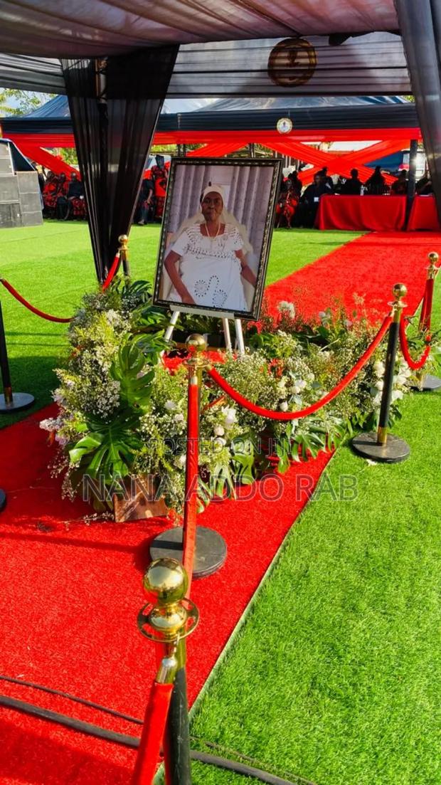 Green Carpet and Decorations for Events · Photo 2