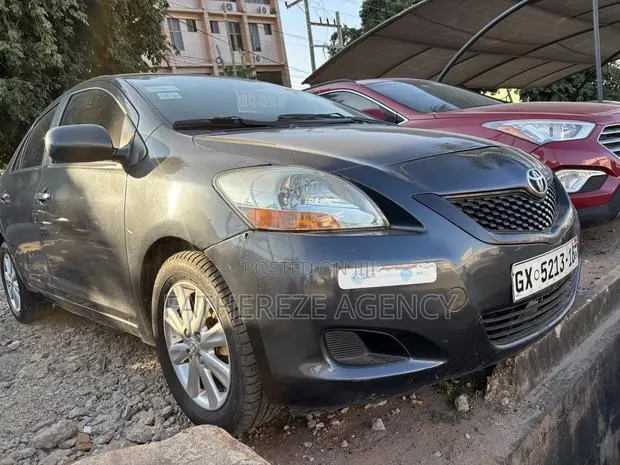 Toyota Yaris Base Sedan 4dr 2010 Gray · Photo 1