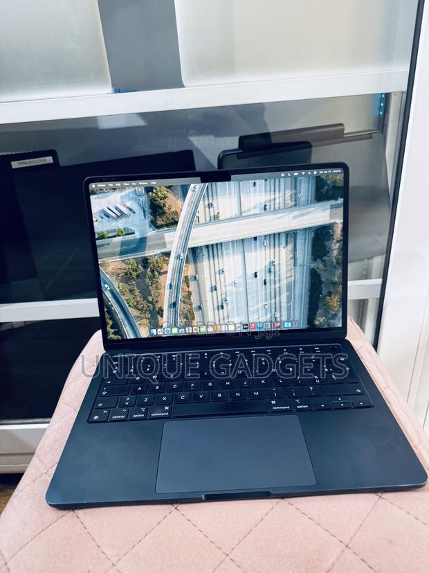 Laptop Apple MacBook Air 2022 M2 8GB Apple M2 SSD 256GB · Photo 1