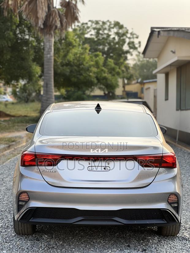 Kia Forte 2023 Gold · Photo 4
