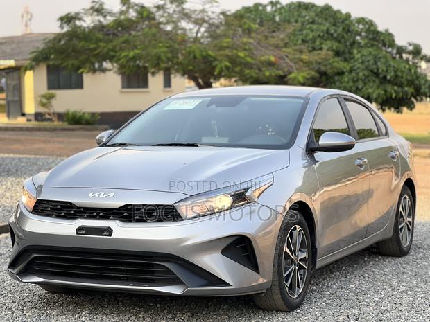 Kia Forte 2023 Gold · Photo 2