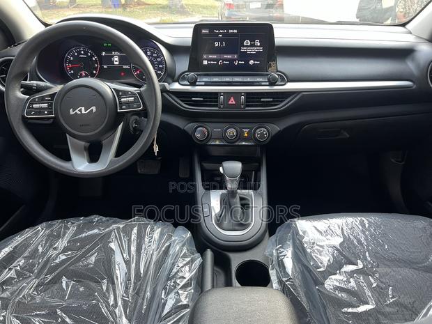 Kia Forte 2023 Gold · Photo 8