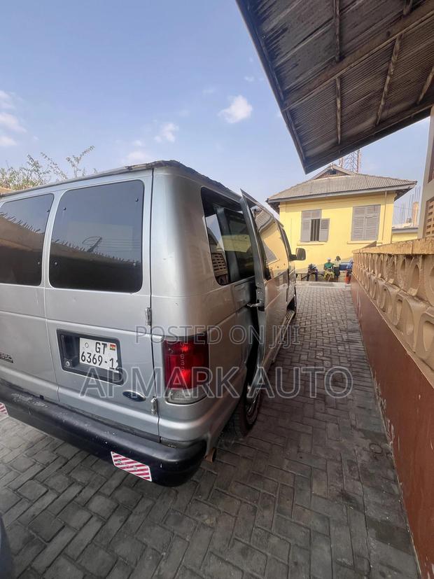 Ford E350 2010 Silver · Photo 2