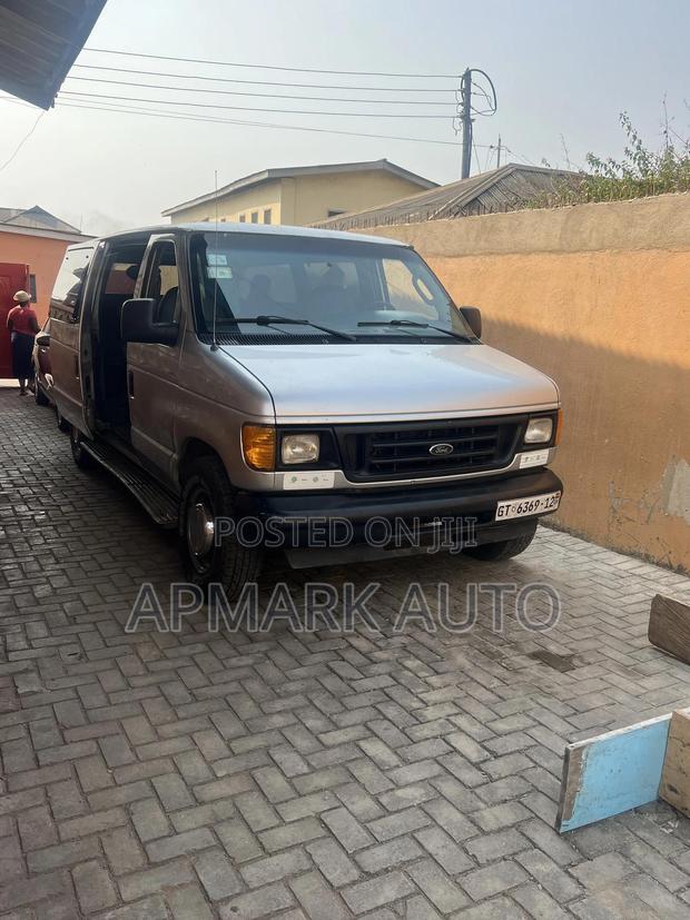 Ford E350 2010 Silver · Photo 1