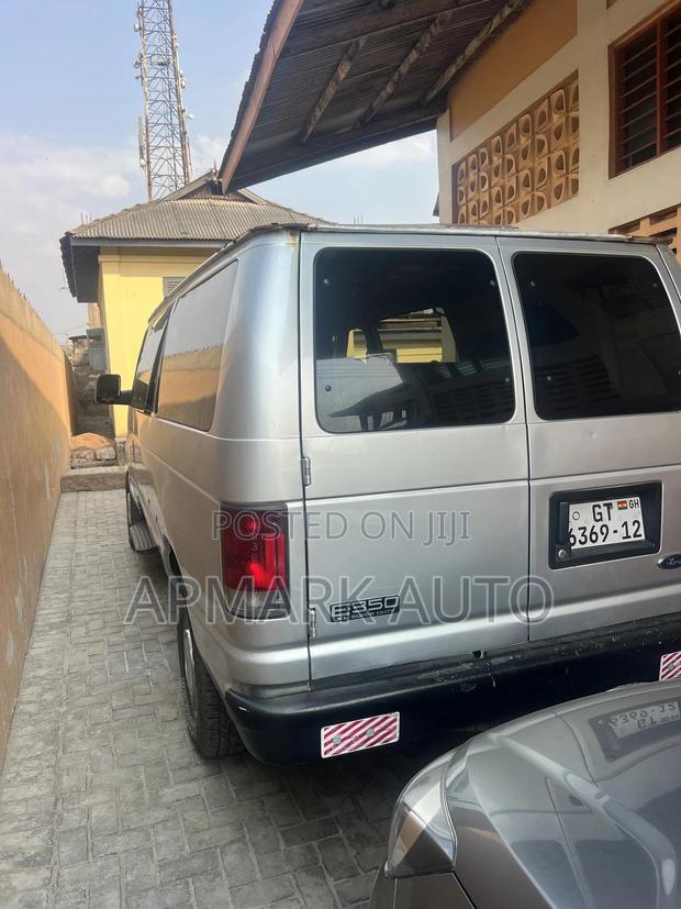 Ford E350 2010 Silver · Photo 3