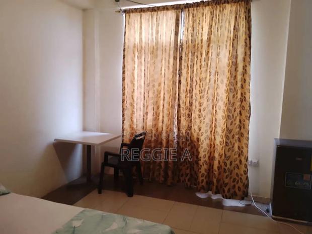 ¢150 a Day, Private Ensuite Bedroom in a Shared Flat · Photo 6