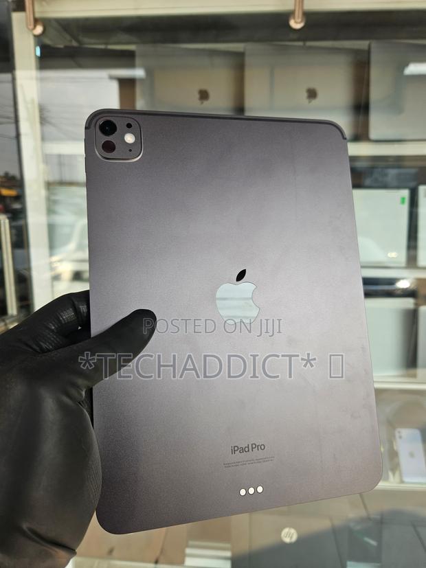 Apple iPad Pro 11 (2025) 256 GB Black · Photo 2