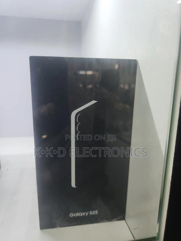 New Samsung Galaxy S25 128 GB Black · Photo 1