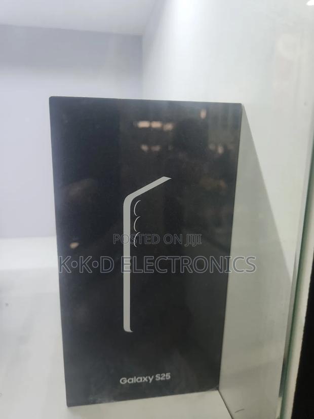 New Samsung Galaxy S25 128 GB Black · Photo 3