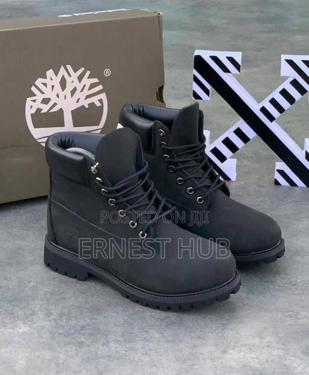 Solid Timberland Boots · Photo 2