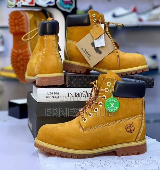 Solid Timberland Boots · Photo 3