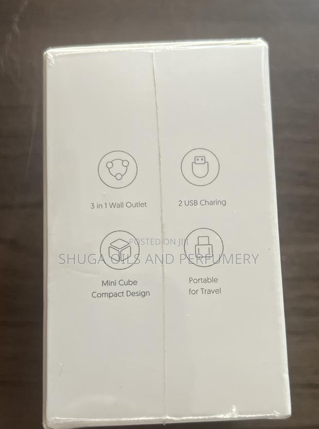 Wall Plug Adapter With Usb · Photo 3