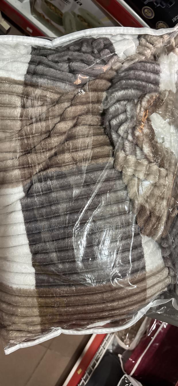 Super Comfy And Fluffy Flannel Blankets With 2 Pillowcases · Photo 7