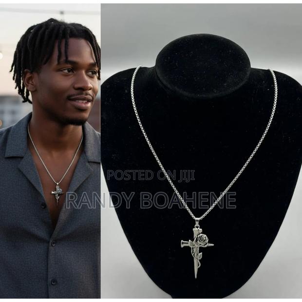 Vintage Cross Pendant Necklace · Photo 1