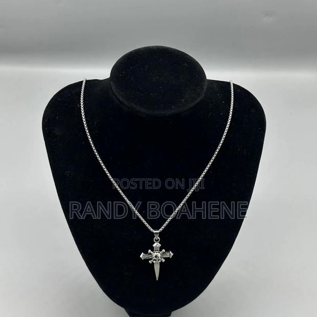 Vintage Cross Pendant Necklace · Photo 3