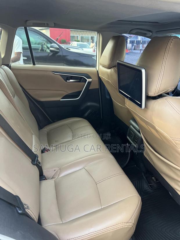 Toyota Rav4 For Rent A · Photo 5