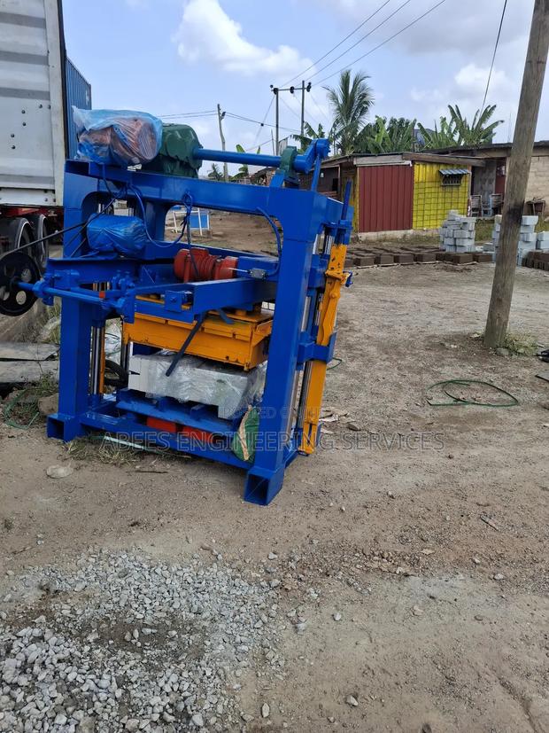 Qt4-40 Block Machine · Photo 2