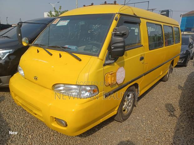 Hyundai H-100 2000 Yellow · Photo 1