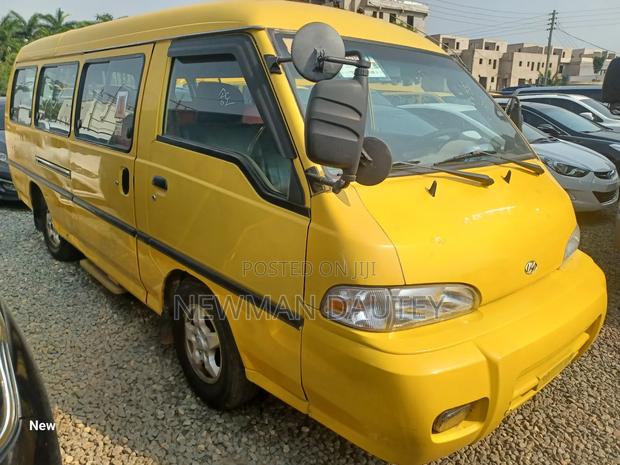 Hyundai H-100 2000 Yellow · Photo 2