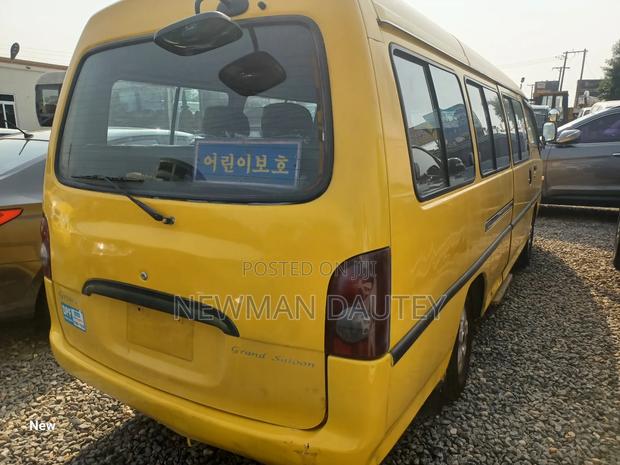Hyundai H-100 2000 Yellow · Photo 3