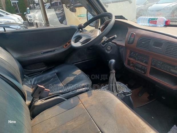 Hyundai H-100 2000 Yellow · Photo 5
