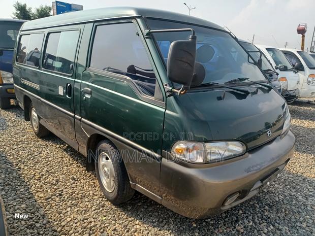 Hyundai H-100 2002 Green · Photo 1
