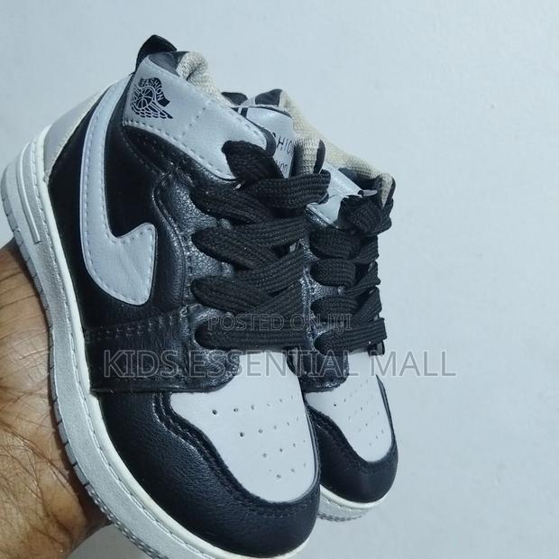 24 to 25 Size Sneakers for Kids · Photo 1