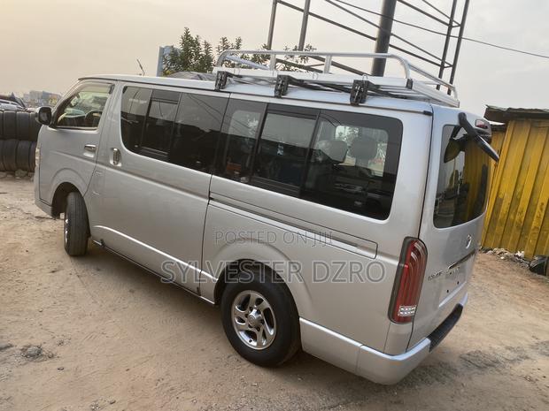 Toyota HiAce 2013 Silver · Photo 2