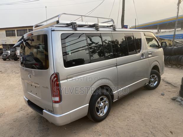 Toyota HiAce 2013 Silver · Photo 1