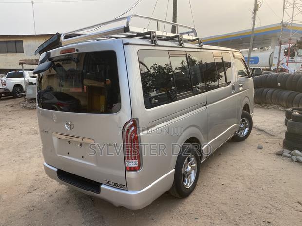 Toyota HiAce 2013 Silver · Photo 4
