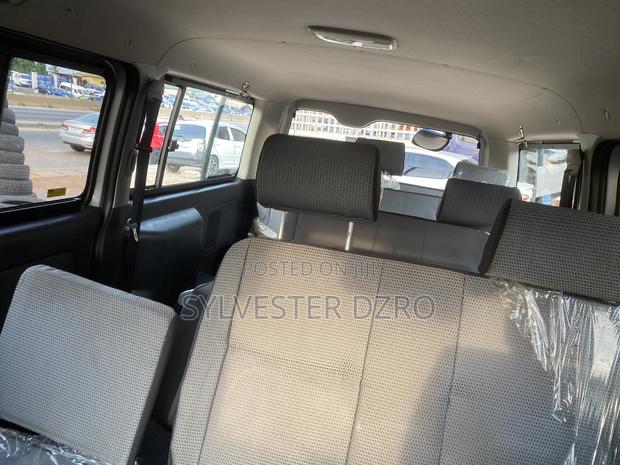 Toyota HiAce 2013 Silver · Photo 3