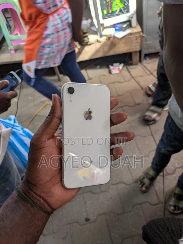 Apple iPhone XR 128 GB White · Photo 2