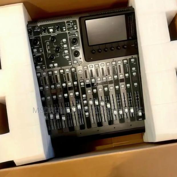X32 Compact · Photo 2