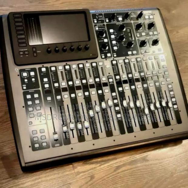 X32 Compact · Photo 3