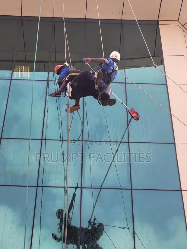 Facade or Front Glass Cleaning · Photo 3