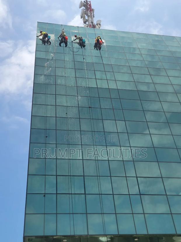 Facade or Front Glass Cleaning · Photo 4