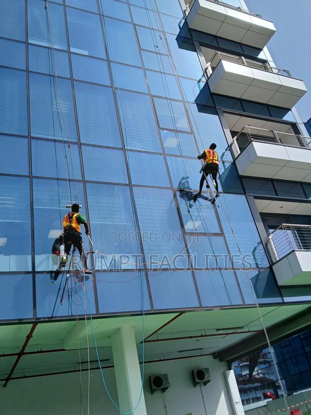 Facade or Front Glass Cleaning · Photo 5