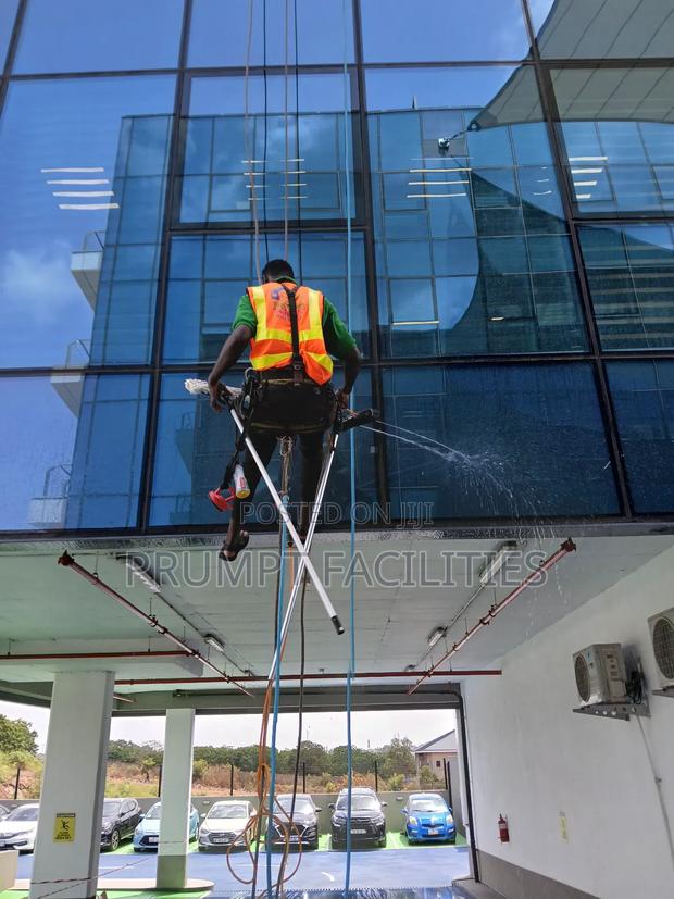 Facade or Front Glass Cleaning · Photo 6