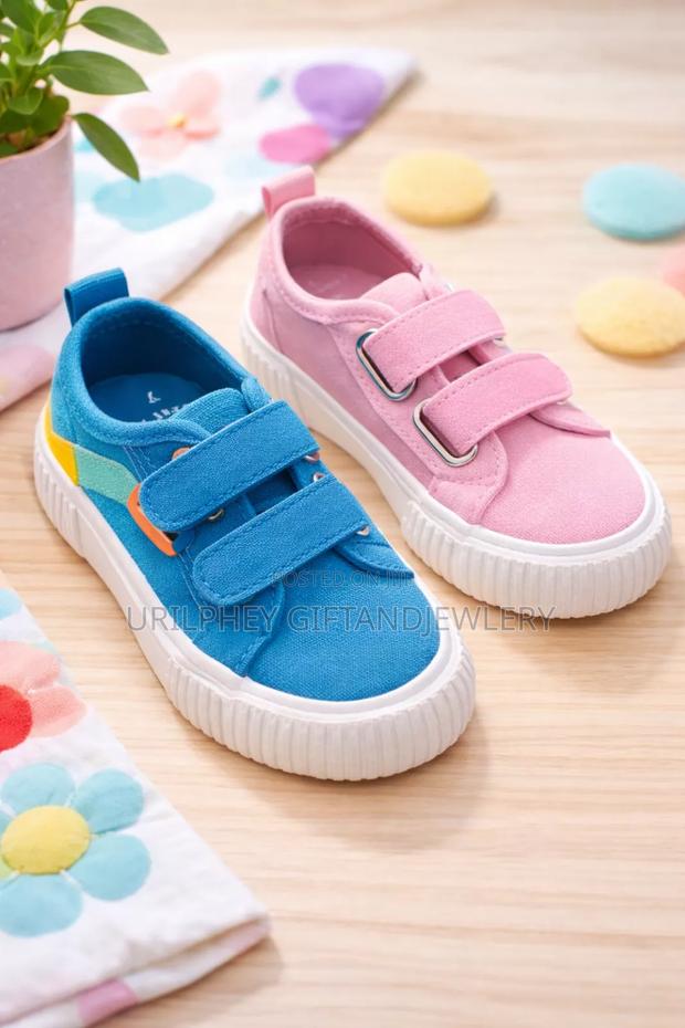 Kids Shoes · Photo 3