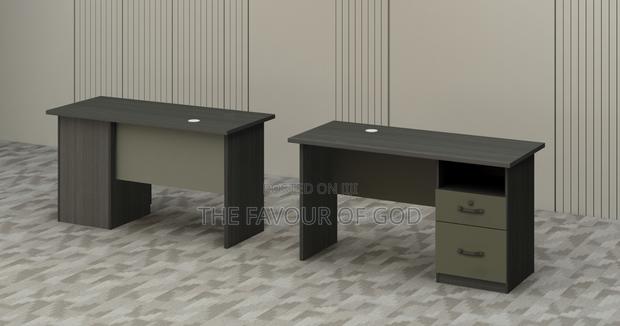 An Authentic Straight Desk ,120cm · Photo 1