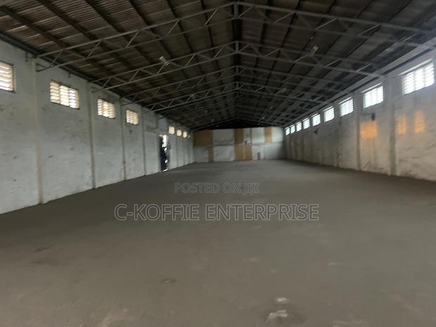980 SQM Warehouse at North Kaneshie Industrial Area for Rent · Photo 2